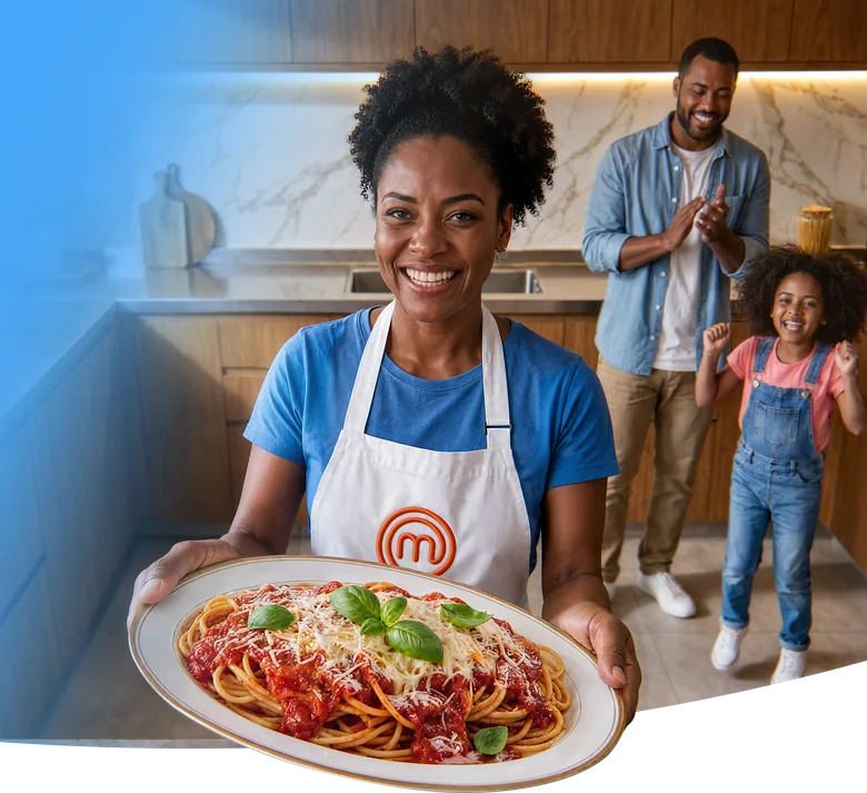 Família comemorando na cozinha enquanto uma mulher de avental MasterChef segura uma travessa de macarronada